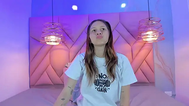 Snapshot of AngelaaCute_ chatting on 03-17-25, 12:25 AngelaaCute online show from 03-17-25, 12:25