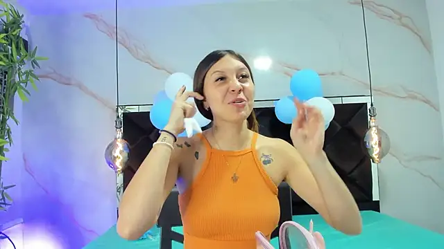 Snapshot of AngelaaCute_ chatting on 09-27-25, 12:21 AngelaaCute online show from 09-27-25, 12:21