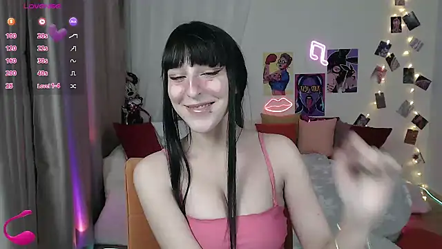 Snapshot of ElsaNeal chatting on 02-14-25, 10:04 ElsaNeal online show from 02-14-25, 10:04