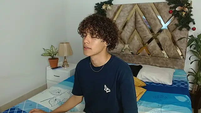 Snapshot of nickolas_moon chatting on 12-15-24, 10:15 nickolas moon online show from 12-15-24, 10:15