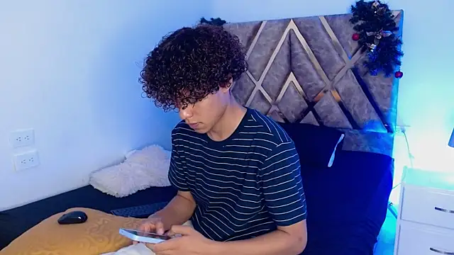 Snapshot of nickolas_moon chatting on 12-25-24, 04:12 nickolas moon online show from 12-25-24, 04:12