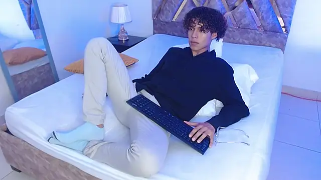 Snapshot of nickolas_moon chatting on 01-09-25, 11:36 nickolas moon online show from 01-09-25, 11:36