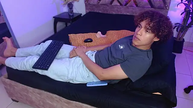 Snapshot of nickolas_moon chatting on 02-01-25, 05:37 nickolas moon online show from 02-01-25, 05:37