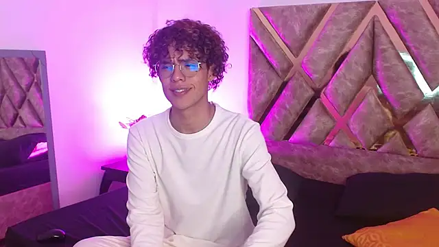 Snapshot of nickolas_moon chatting on 03-19-25, 07:49 nickolas moon online show from 03-19-25, 07:49