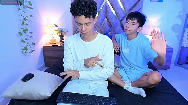 Snapshot of nickolas_moon chatting on 10-03-25, 01:02 nickolas moon online show from 10-03-25, 01:02