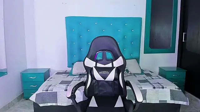 Snapshot of Tasha_Sant chatting on 09-09-25, 08:30 Tasha Sant online show from 09-09-25, 08:30