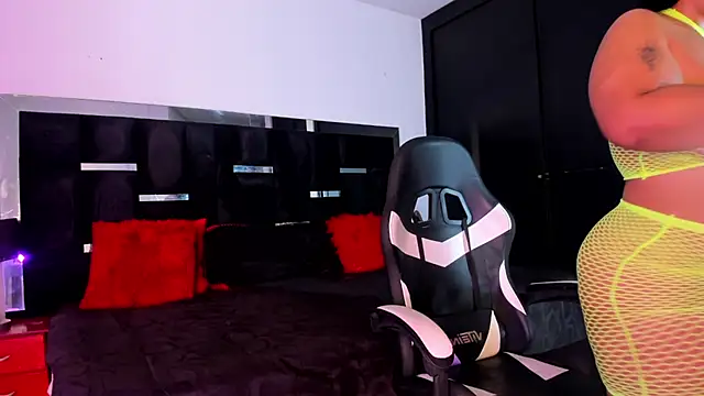 Snapshot of Tasha_Sant chatting on 10-15-25, 07:25 Tasha Sant online show from 10-15-25, 07:25