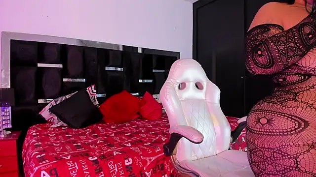 Snapshot of Tasha_Sant chatting on 10-27-25, 08:24 Tasha Sant online show from 10-27-25, 08:24