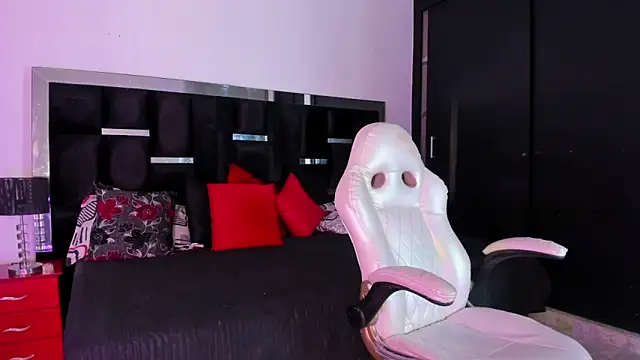 Snapshot of Tasha_Sant chatting on 10-29-25, 08:32 Tasha Sant online show from 10-29-25, 08:32