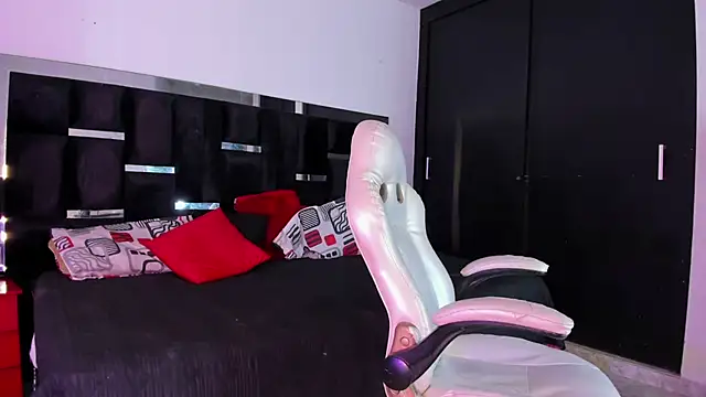 Snapshot of Tasha_Sant chatting on 11-04-25, 08:19 Tasha Sant online show from 11-04-25, 08:19