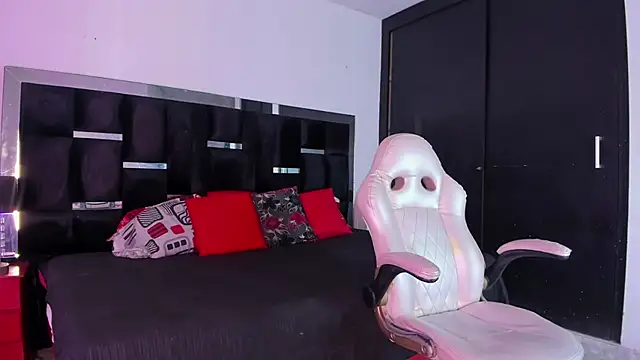 Snapshot of Tasha_Sant chatting on 11-08-25, 09:13 Tasha Sant online show from 11-08-25, 09:13