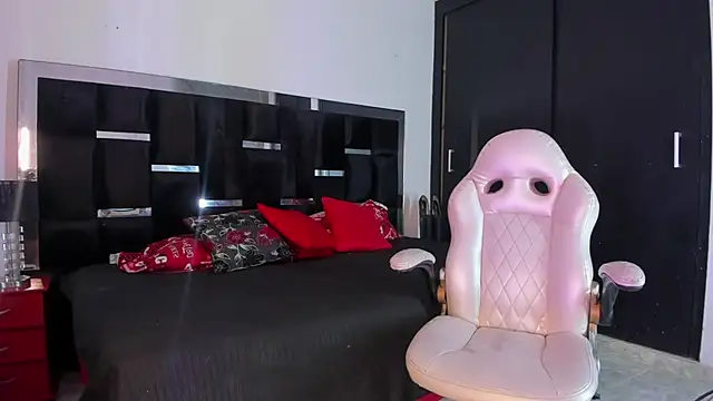 Snapshot of Tasha_Sant chatting on 11-10-25, 08:30 Tasha Sant online show from 11-10-25, 08:30