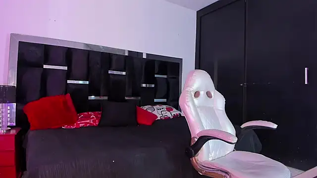 Snapshot of Tasha_Sant chatting on 11-15-25, 08:16 Tasha Sant online show from 11-15-25, 08:16