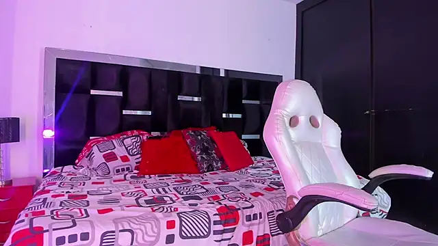 Snapshot of Tasha_Sant chatting on 11-25-25, 08:20 Tasha Sant online show from 11-25-25, 08:20