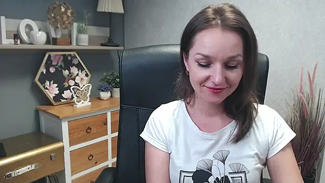 Snapshot of AliciaDesire chatting on 12-17-24, 02:11 AliciaDesire online show from 12-17-24, 02:11