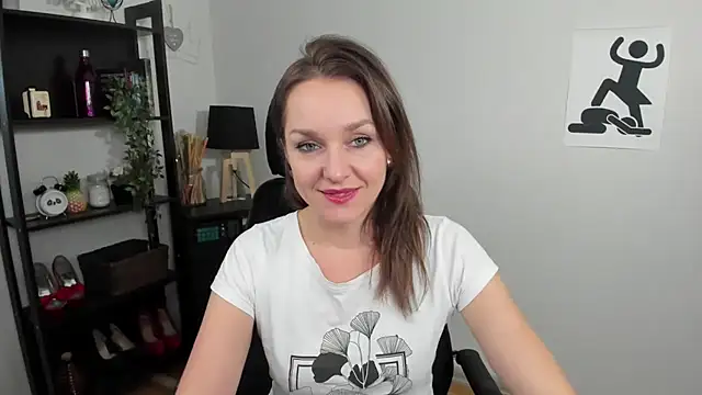 Snapshot of AliciaDesire chatting on 12-18-24, 02:49 AliciaDesire online show from 12-18-24, 02:49