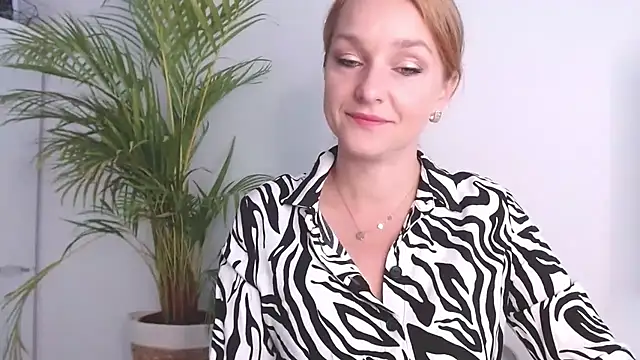 Snapshot of AliciaDesire chatting on 10-17-25, 05:54 AliciaDesire online show from 10-17-25, 05:54