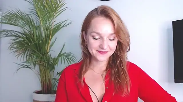 Snapshot of AliciaDesire chatting on 10-21-25, 06:47 AliciaDesire online show from 10-21-25, 06:47