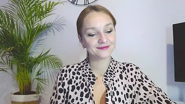 Snapshot of AliciaDesire chatting on 11-21-25, 06:56 AliciaDesire online show from 11-21-25, 06:56