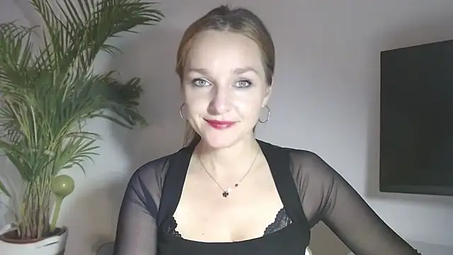 Snapshot of AliciaDesire chatting on 12-16-25, 06:24 AliciaDesire online show from 12-16-25, 06:24