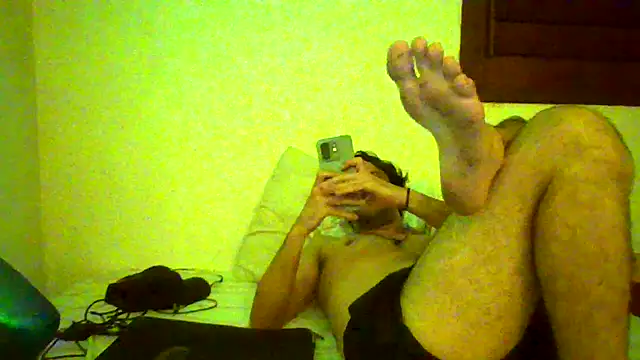 Snapshot of couplemilk chatting on 04-15-26, 12:28 couplemilk online show from 04-15-26, 12:28