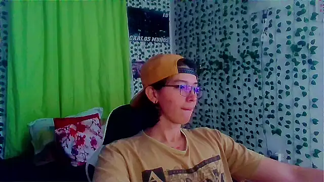 Snapshot of Andy_gray chatting on 05-05-26, 04:59 Andy gray online show from 05-05-26, 04:59