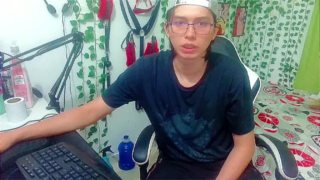 Snapshot of Andy_gray chatting on 05-14-26, 05:20 Andy gray online show from 05-14-26, 05:20