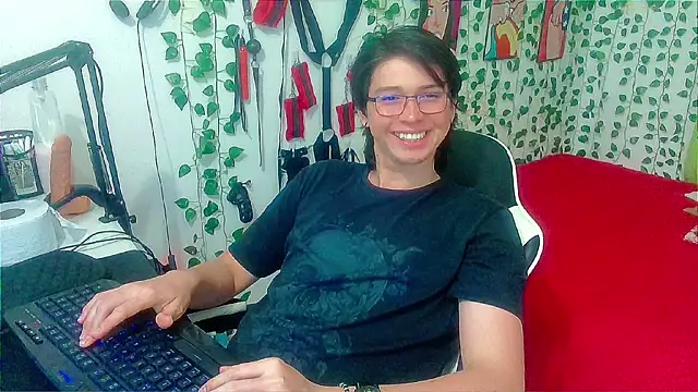 Snapshot of Andy_gray chatting on 06-10-26, 12:37 Andy gray online show from 06-10-26, 12:37