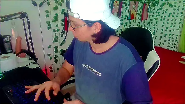 Snapshot of Andy_gray chatting on 06-12-26, 04:06 Andy gray online show from 06-12-26, 04:06