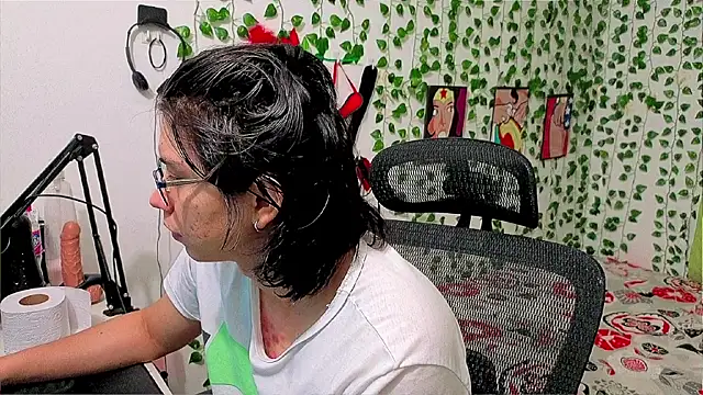 Snapshot of Andy_gray chatting on 07-23-26, 12:14 Andy gray online show from 07-23-26, 12:14