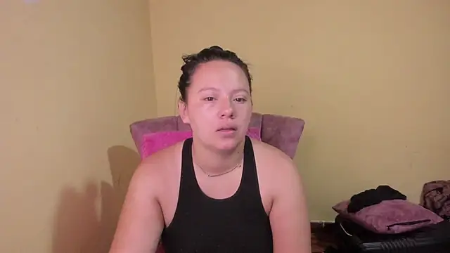 Snapshot of lauraguzman chatting on 06-11-26, 03:59 lauraguzman online show from 06-11-26, 03:59