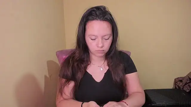 Snapshot of lauraguzman chatting on 06-17-26, 03:09 lauraguzman online show from 06-17-26, 03:09