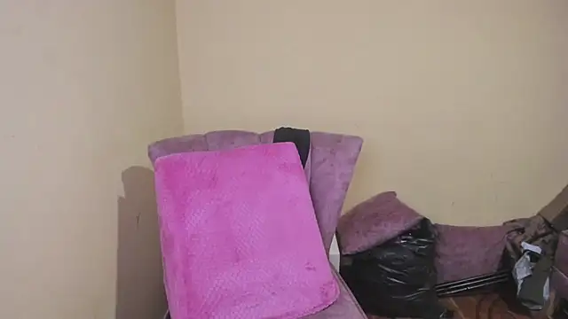 Snapshot of lauraguzman chatting on 06-25-26, 03:28 lauraguzman online show from 06-25-26, 03:28