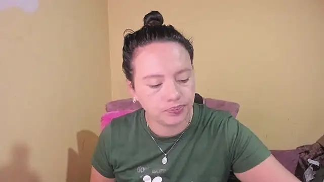 Snapshot of lauraguzman chatting on 06-26-26, 03:44 lauraguzman online show from 06-26-26, 03:44
