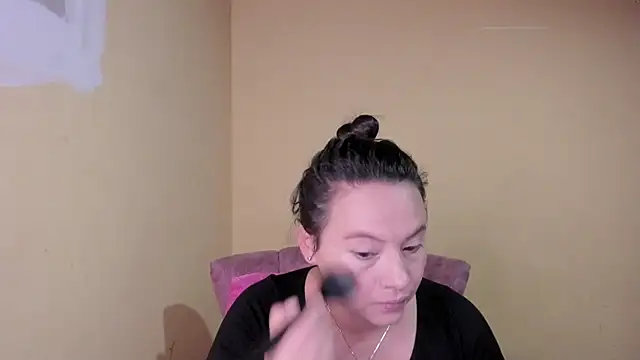 Snapshot of lauraguzman chatting on 07-15-26, 02:50 lauraguzman online show from 07-15-26, 02:50