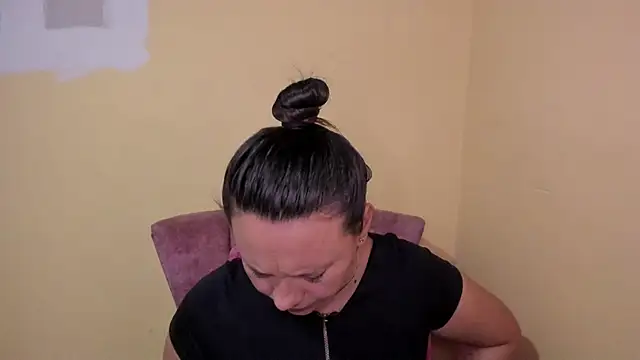 Snapshot of lauraguzman chatting on 07-17-26, 03:24 lauraguzman online show from 07-17-26, 03:24