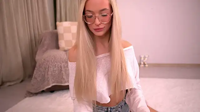 Snapshot of KylieJoyce chatting on 02-07-26, 09:29 KylieJoyce online show from 02-07-26, 09:29