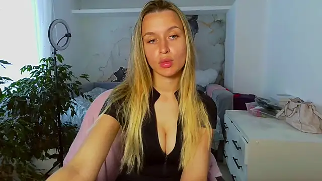 Snapshot of Submissive_love chatting on 06-13-26, 01:53 Submissive love online show from 06-13-26, 01:53