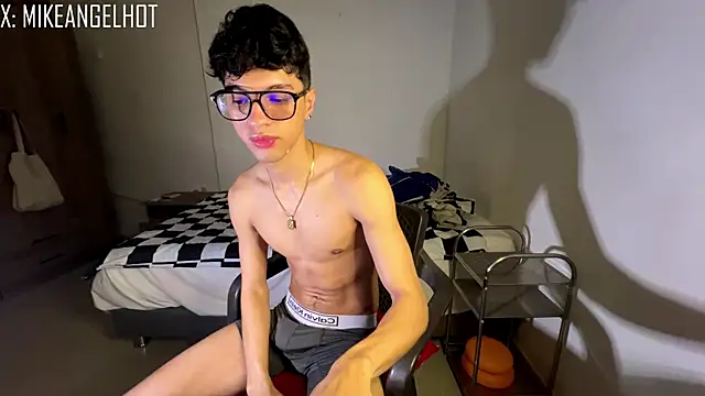 Snapshot of Angelligth chatting on 12-16-25, 07:41 Angelligth online show from 12-16-25, 07:41