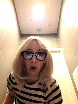 Snapshot of Giuliana_baby chatting on 02-22-25, 08:40 Giuliana baby online show from 02-22-25, 08:40