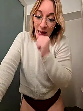 Snapshot of Giuliana_baby chatting on 11-17-25, 09:20 Giuliana baby online show from 11-17-25, 09:20