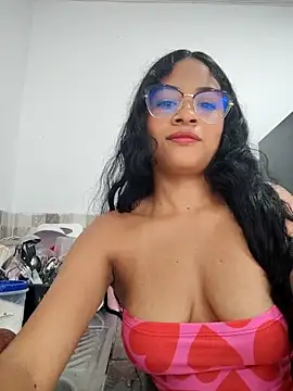 Snapshot of DAFNNEE_ROSS chatting on 10-27-25, 03:38 DAFNNEE ROSS online show from 10-27-25, 03:38