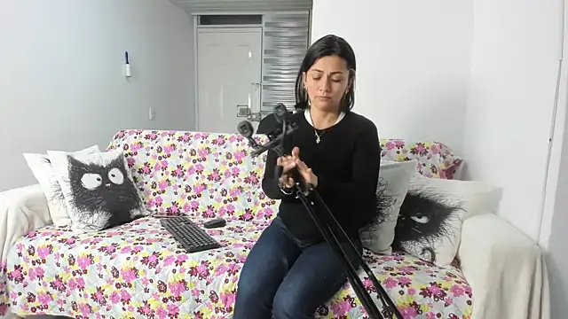 Emma Jnes online show from 02-13-25, 10:33