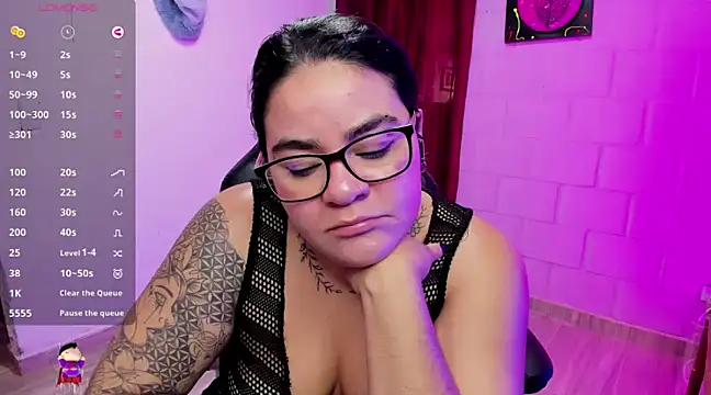 Snapshot of Sharon_hils chatting on 12-17-24, 02:55 Sharon hils online show from 12-17-24, 02:55