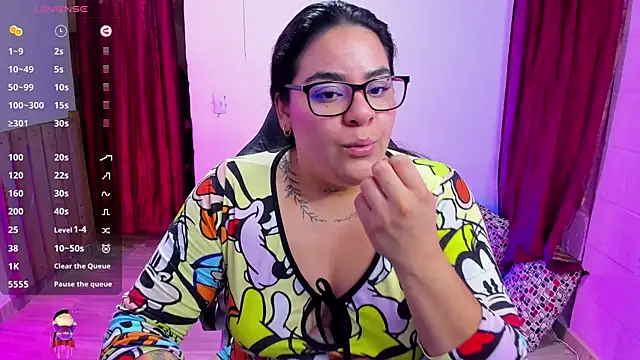 Snapshot of Sharon_hils chatting on 12-26-24, 04:04 Sharon hils online show from 12-26-24, 04:04