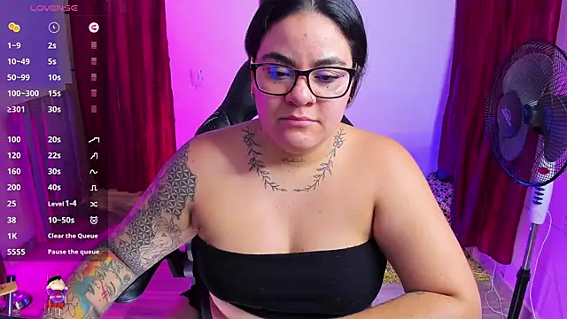 Snapshot of Sharon_hils chatting on 01-16-25, 06:37 Sharon hils online show from 01-16-25, 06:37