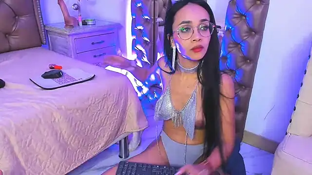 SamanthaFerrer   online show from 01-05-25, 12:52