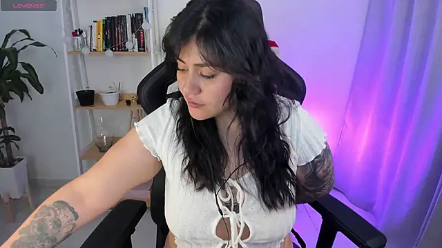 Snapshot of GretaX-X chatting on 11-18-25, 10:31 GretaX-X online show from 11-18-25, 10:31