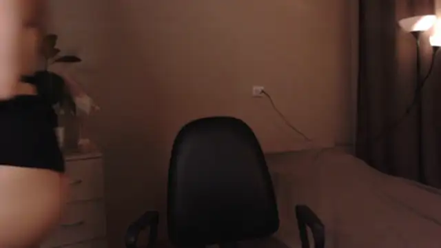 Snapshot of SarahSweetie chatting on 11-18-25, 04:11 SarahSweetie online show from 11-18-25, 04:11