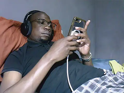 Snapshot of TheeRealShow chatting on 05-10-26, 09:31 TheeRealShow online show from 05-10-26, 09:31